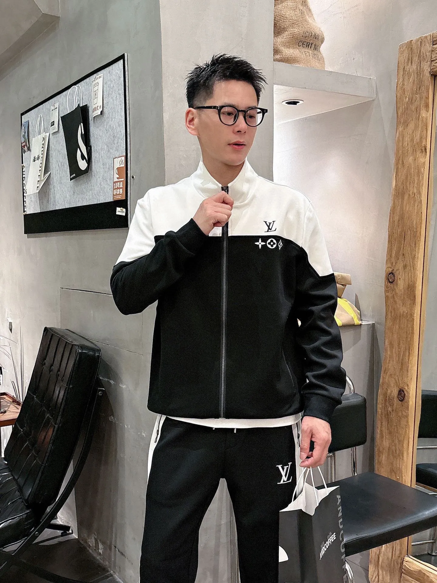 [LV Louis Vuitton] Hot-selling suit is coming. Focus on the original version of the official website. 2025 new hot-selling cardigan and sweatshirt suit. The original order is the best 🇭🇰. It is the meticulous work of top designers. It has a fitting and perfect upper body effect. All-natural high-quality Tencel Roman cotton 100%, close-fitting comfort, noble and elegant! Original hardware embodies elegance and nobility! Counter size: M-3XL (maximum wear up to 190 pounds)